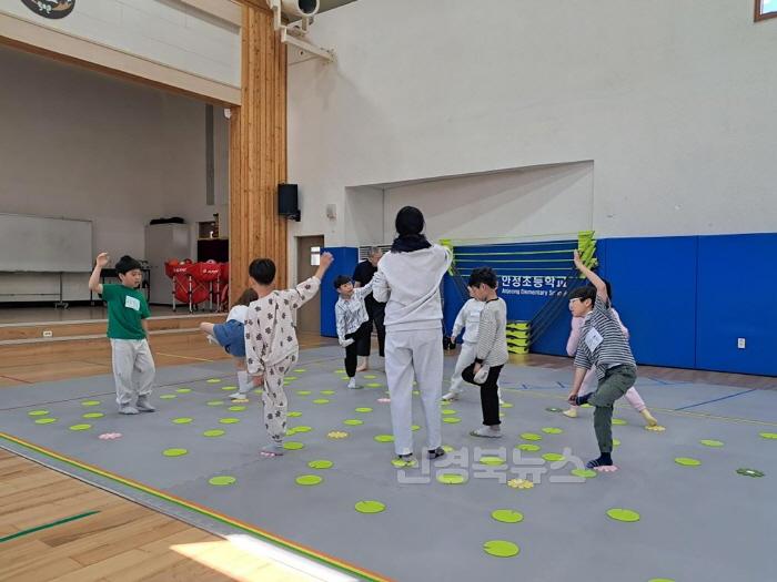 [크기변환]영주-2-1 영주초, 안정초등학교 학생 대상 ‘몸으로 예술놀이’ 프로그램 진행모습.jpg