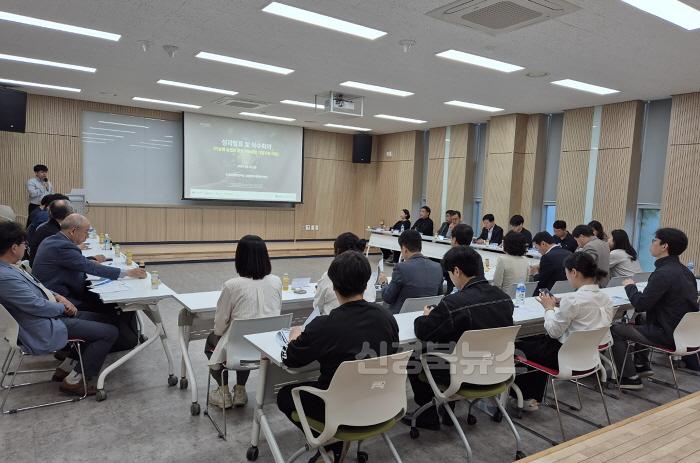[크기변환]영주-1-2 영주시는 지난 15일 지능형 농업용 로봇 기술융합 기업지원사업 1차년도 성과보고회에 참석하여 기술개발 성과를 공유하고 향후~.jpg