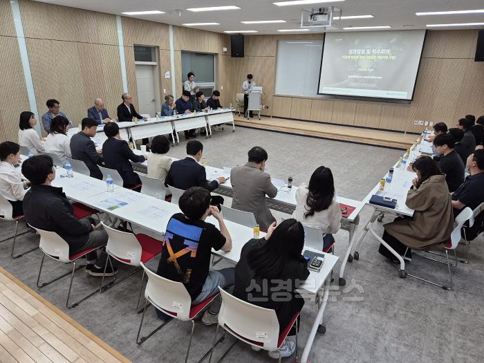 [크기변환]영주-1-1 영주시는 지난 15일 지능형 농업용 로봇 기술융합 기업지원사업 1차년도 성과보고회에 참석하여 기술개발 성과를 공유하고 향후~.jpg