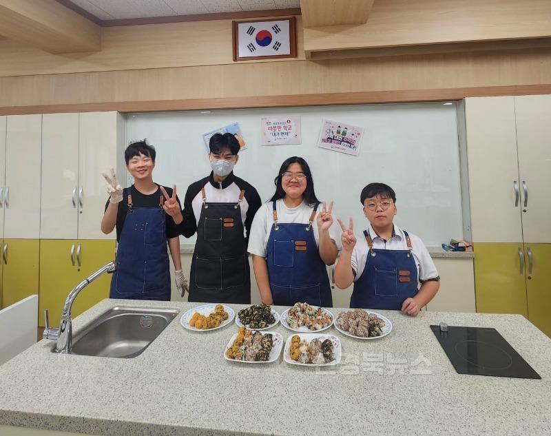 [청통중] 학교폭력 ZERO 챌린지 '주먹대신 주먹밥' 캠페인 실시 사진(2).jpg