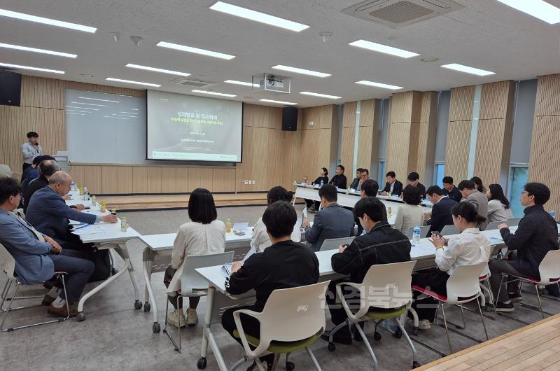 영주-1-2 영주시는 지난 15일 지능형 농업용 로봇 기술융합 기업지원사업 1차년도 성과보고회에 참석하여 기술개발 성과를 공유하고 향후~.jpg