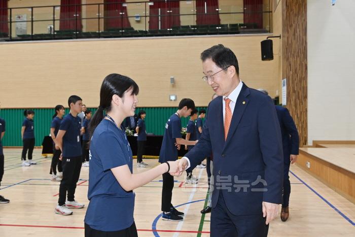 [크기변환]1.경북교육청, 제54회 전국소년체육대회에 1,231명 선수단 파견(초_중 191개교 참가...금메달 38개 포함 총 120개 메달 목표)(스포츠 꿈나무 금메달을 향한 첫걸음)(결단식에서 출전선수를 격려하고 있는 임종식 교육감)_03.JPG