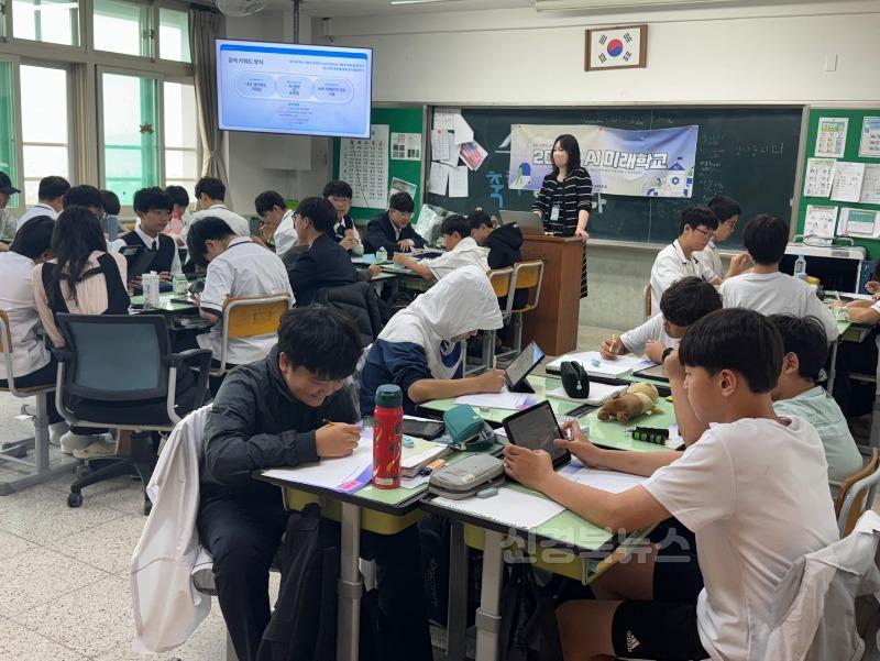 [영천중] '2050 AI 미래학교' 프로그램 운영 사진(2).jpg