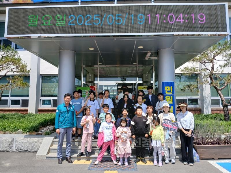 성주군사진(벽진초등학교 전교생 플로깅 행사 격려).jpg
