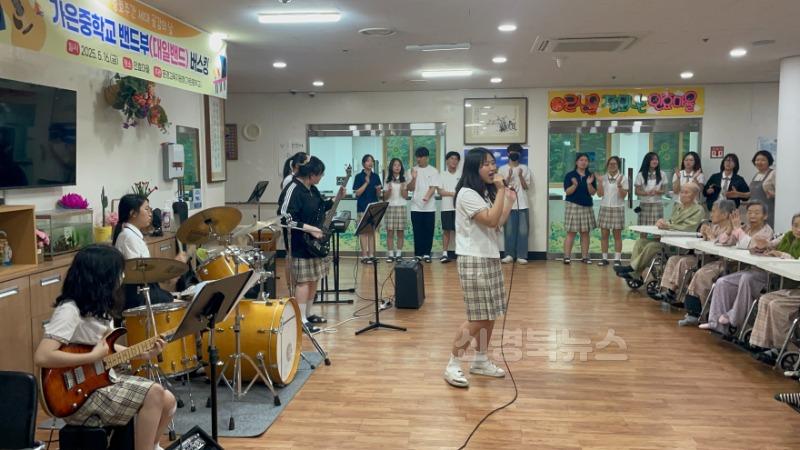 [가은중] 가은중학교 밴드부, 인효마을서 충효주간 재능기부 공연 펼쳐2.jpg