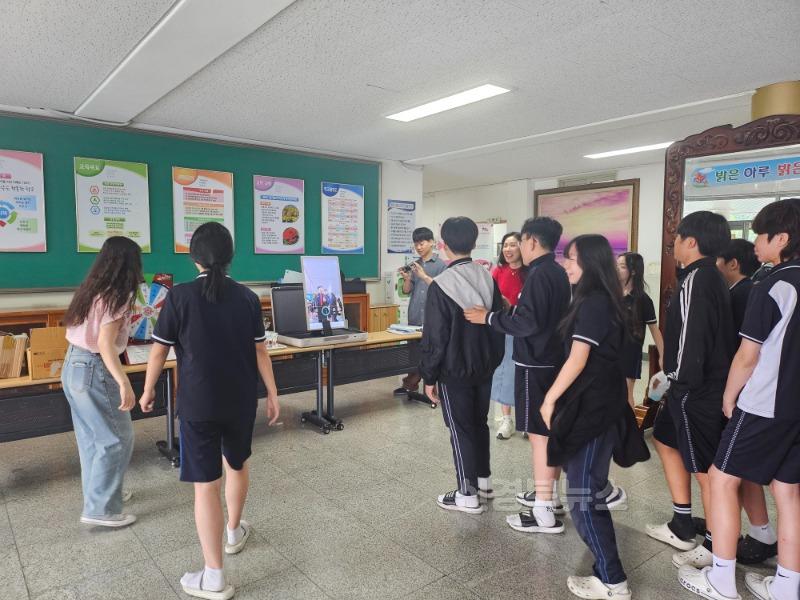 (양학중)보도자료_2025학년도 마음건강특별살핌의달 캠페인 사진 (1).jpg