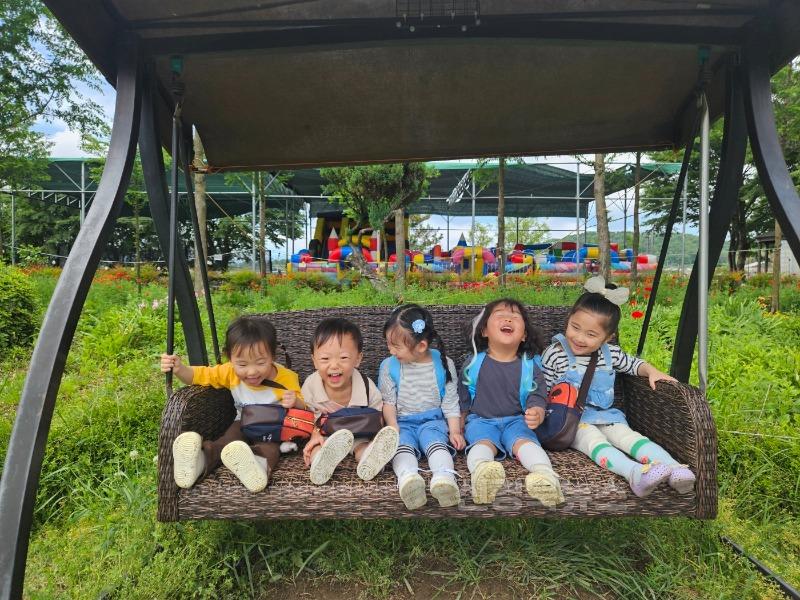 김천시 국공립어린이집, ‘에제르 스쿨’ 에 공동 체험학습-가족행복과(사진1_그네타기).jpg