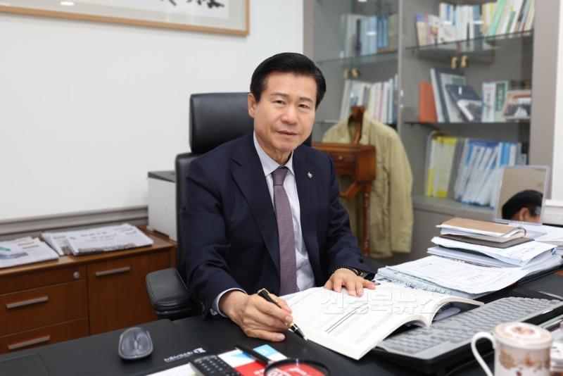 대구 중구, 기초단체장 공약이행 및 정보공개평가 2년 연속 ‘최우수(SA)’ 등급 달성(류규하 중구청장).JPG