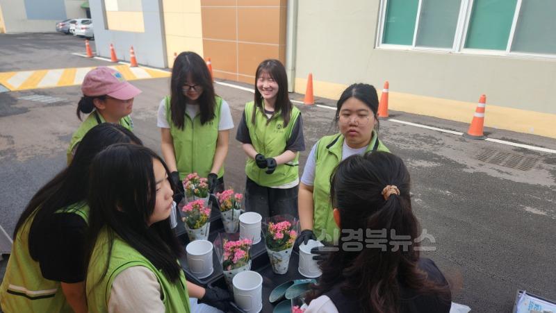 [문경여중]_독거노인_세대_공기정화_반려식물_나눔_활동_보도자료1.jpg