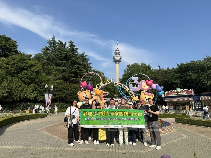 [크기변환][붙임]_이월드에서_대만_여행업계_관계자_및_언론사와_함께.jpg