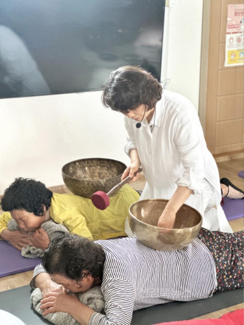 250521보도자료(청송군치매안심센터, 진보면 광덕1리 치매보듬마을 치유명상 프로그램 운영) (3).jpg