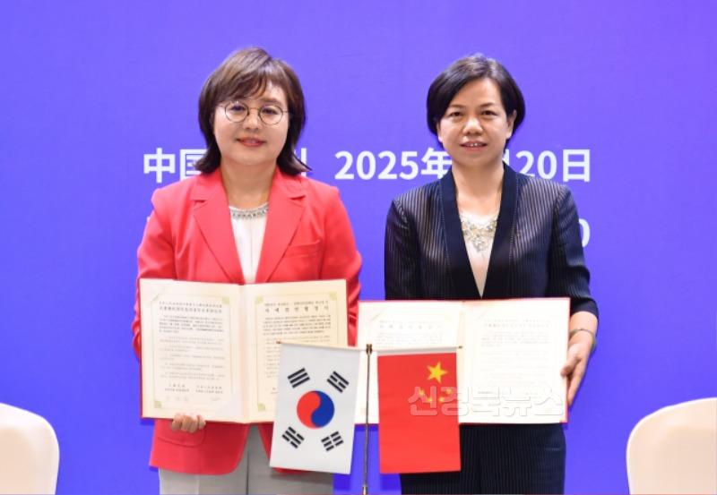 4._경상북도-허난성_자매도시_재협정_체결식2(양금희_경제부지사__장민_부성장).jpg