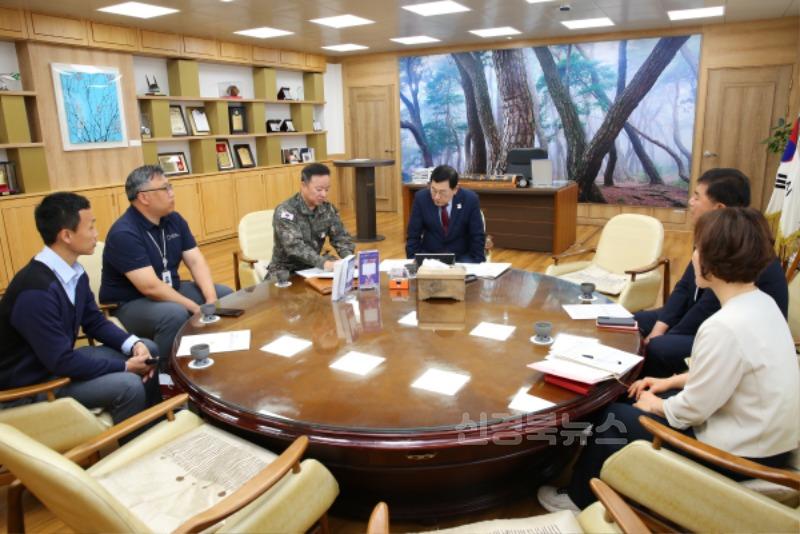5-1. 경주시는 20일 시청 대외협력실에서 '6.25전쟁 무공훈장 찾아주기 조사단'과 환담을 가졌다.jpg