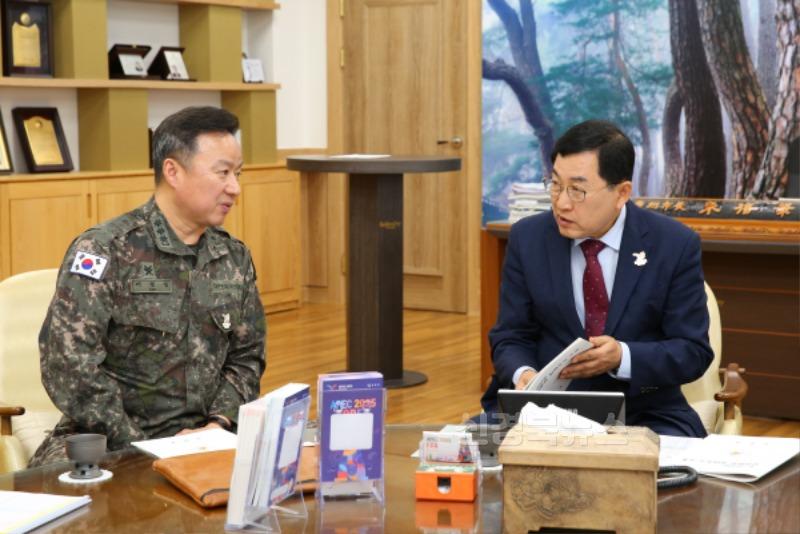 5-2. 경주시는 20일 시청 대외협력실에서 '6.25전쟁 무공훈장 찾아주기 조사단'과 환담을 가졌다(2).jpg