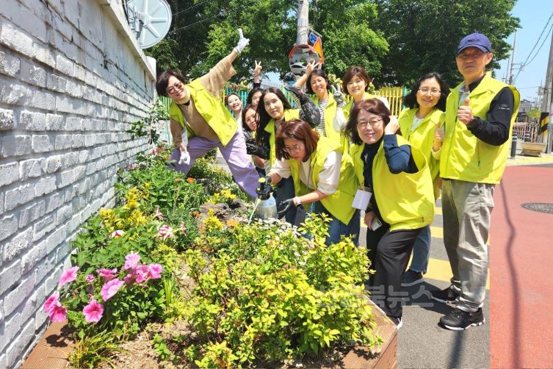 250522-05 달서50플러스센터·평생학습관 동아리‘동산바치’, 마을정원 가꾸며 지역봉사 실천 사진 1.JPG