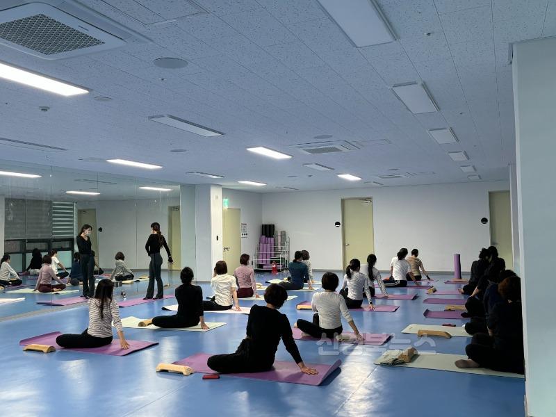 성주군사진 (낀 세대에 날개를  성주군 중장년 맞춤정책 시동)-요가.jpg