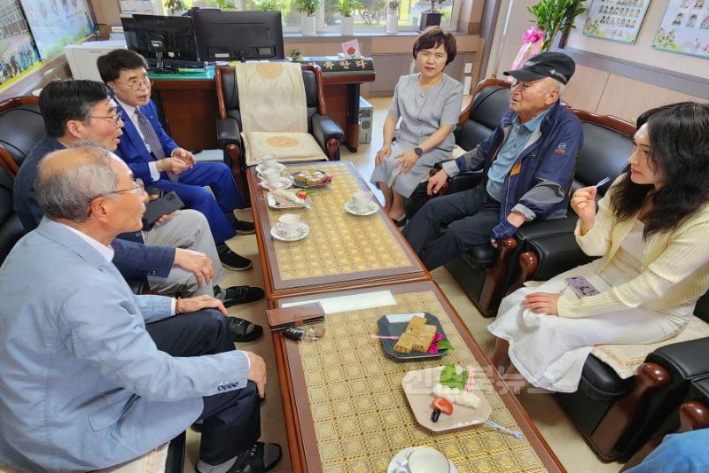 26_함창초_교육용품구입 성금기탁식2.jpg
