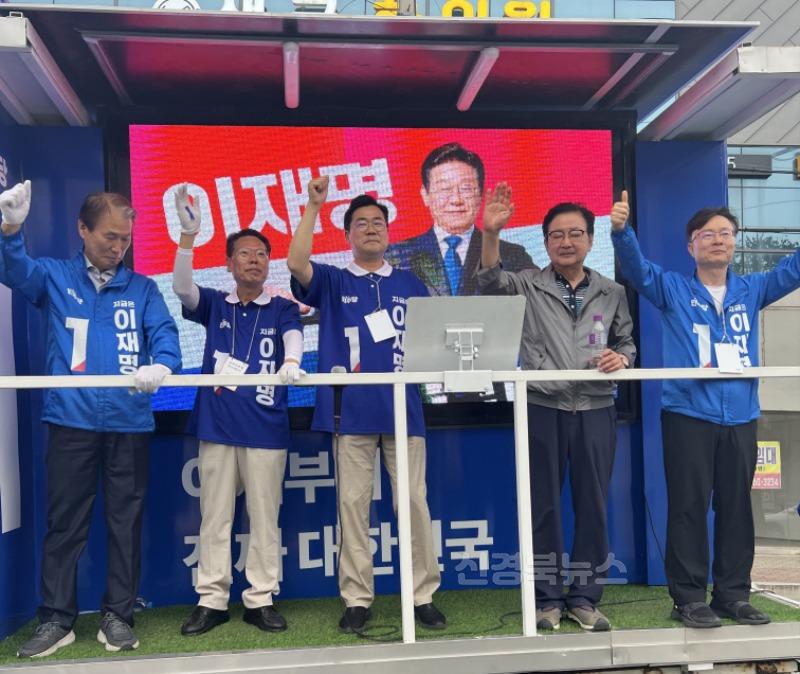 21일 박찬대 더불어민주당 상임총괄선대위원장이 안동시 송현오거리에서 거리 유세를 하고 있다.-2.jpg