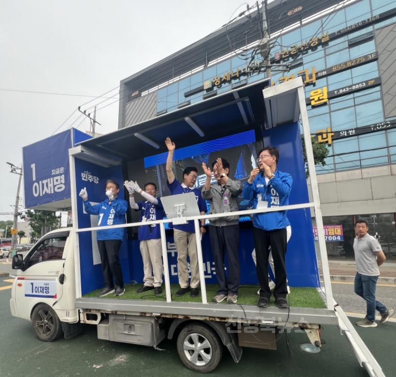 21일 박찬대 더불어민주당 상임총괄선대위원장이 안동시 송현오거리에서 거리 유세를 하고 있다.-121일 박찬대 더불어민주당 상임총괄선대위원장이 안동시 송현오거리에서 거리 유세를 하고 있다.-1.jpg
