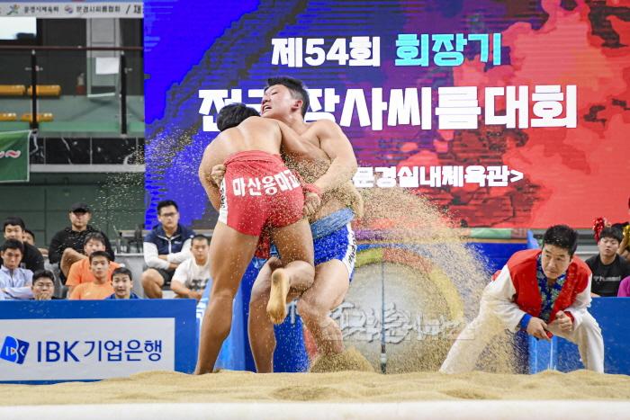 [크기변환]4. 회장기 전국장사 씨름대회 - 2024년 경기 모습.jpg