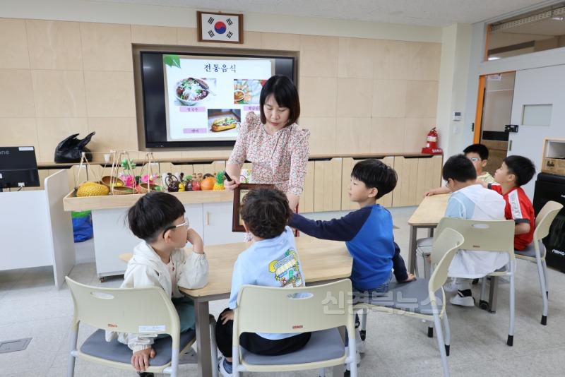 [청통초] 영천시가족센터 주관 다문화이해교육 실시 사진(1).JPG