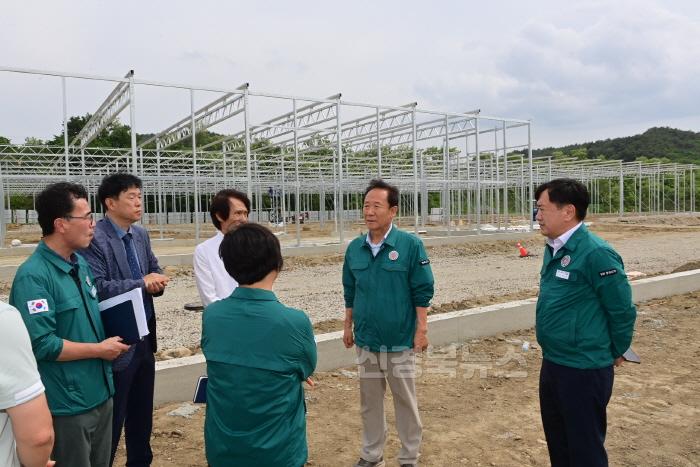[크기변환]1. 박현국 봉화군수, 스마트팜단지 조성공사 현장방문 추진상황 점검 (1).JPG