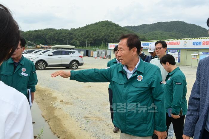 [크기변환]1. 박현국 봉화군수, 스마트팜단지 조성공사 현장방문 추진상황 점검 (3).JPG