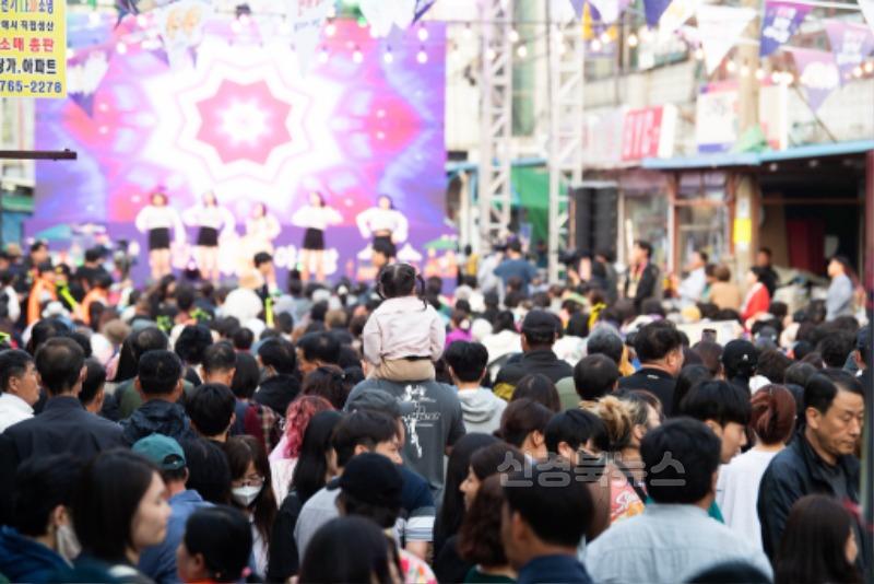 [일자리경제과]글로벌 감성 더한 구미 인동야시장…개장 첫날 1만5천 명 몰려(메인무대 관객석)2.jpg