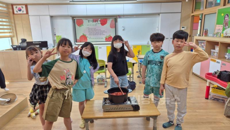 관호초등학교_학교 딸기밭에서 자연을 배우다 (3).jpg