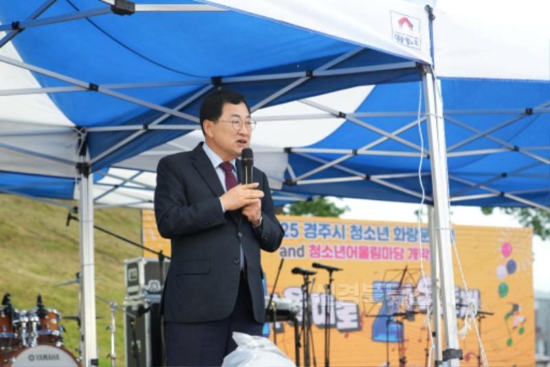 2-2. 주낙영 경주시장이 지난 24일 봉황대광장에서 개최된 제27회 청소년 화랑문화제에 참석했다.jpg