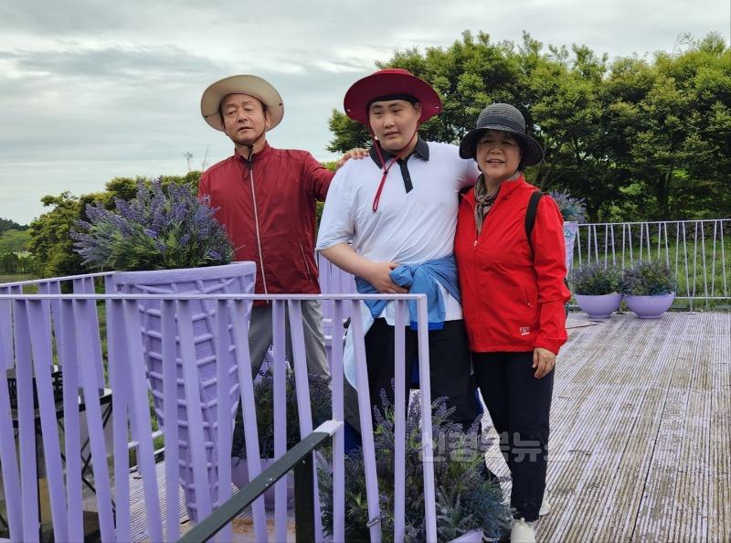 영주-7-1 장애아동 16년간 돌본 백현철 씨, 보건복지부 장관상 수상(위탁 아동과 함께).jpg