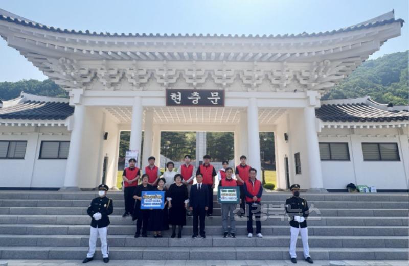 5 [사진] 영천시시설관리공단, 호국보훈의 달 맞아 영천호국원 참배 및 묘역정화 봉사활동 실시 (2).jpg