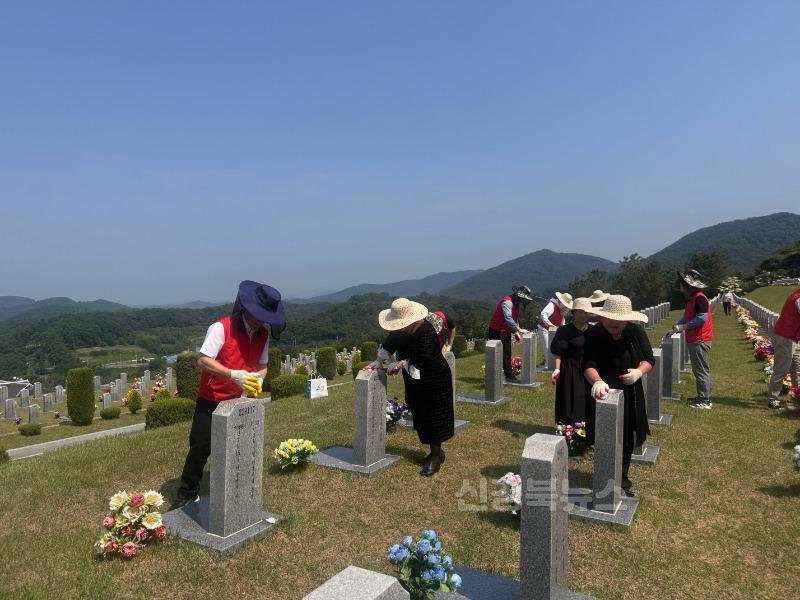 5 [사진] 영천시시설관리공단, 호국보훈의 달 맞아 영천호국원 참배 및 묘역정화 봉사활동 실시 (1).jpg