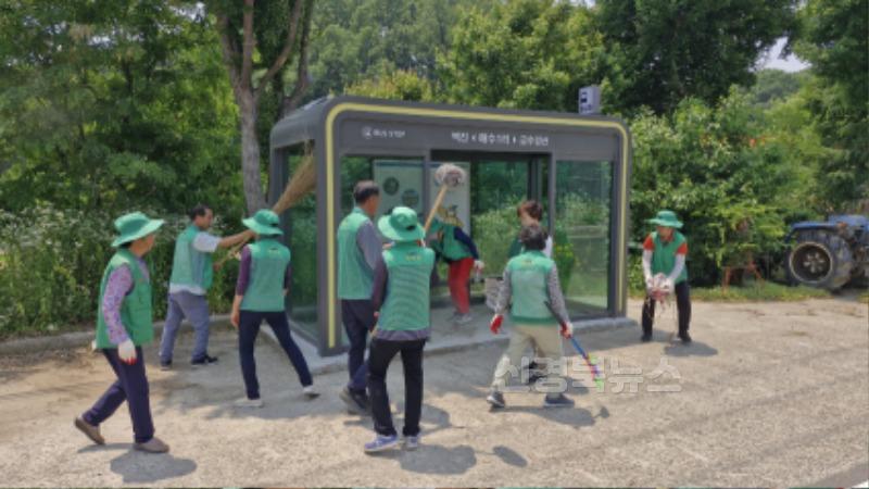 성주군사진(벽진면 새마을회  버스승강장 환경정화활동 실시)-2.jpg