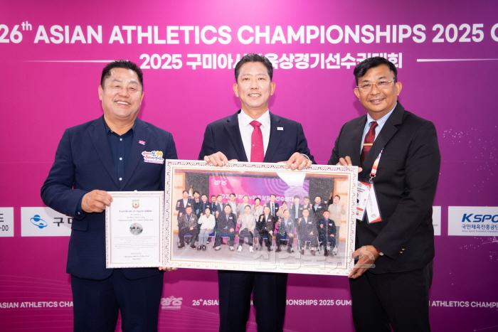 [크기변환][체육진흥과]함께 뛸 수 있어 감사합니다 미얀마의 진심  구미에 전해져(왼쪽부터 김철광 육상연맹회장  김장호 구미시장  쪼뚜아웅 미얀마 육상연맹 사무총장).jpg