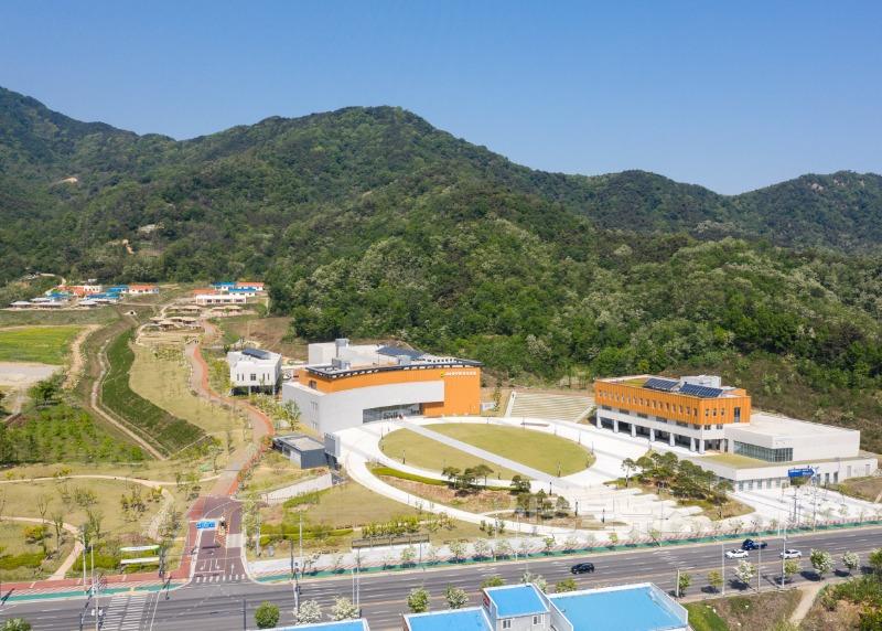 1._새마을운동_테마공원_전면.jpg