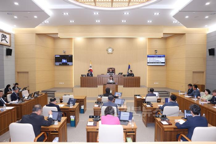[크기변환]제278회 예천군의회 임시회 폐회 (2).JPG