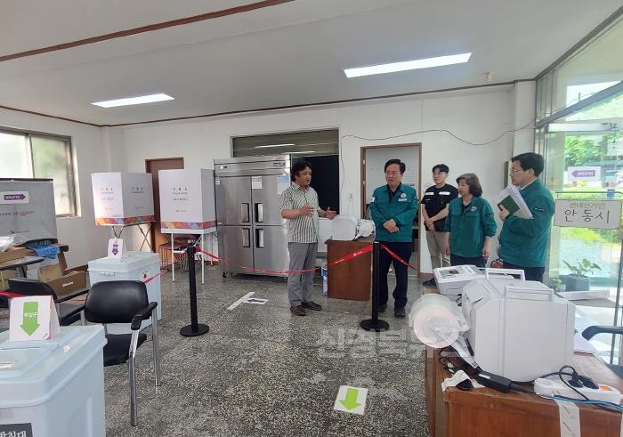 [크기변환]권기창 안동시장, 사전투표소 현장 찾아 준비상황 점검 (1).jpg