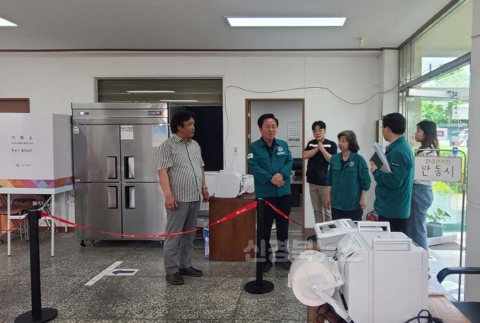 [크기변환]권기창 안동시장, 사전투표소 현장 찾아 준비상황 점검 (2).jpg
