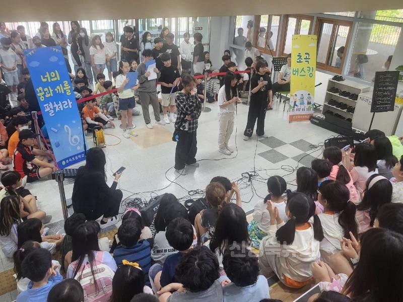 [초곡초]2025학년도 초곡초 등굣길 버스킹 사진 (2).jpg