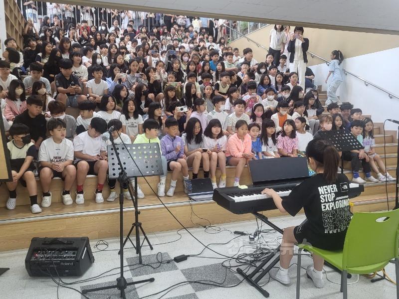 [초곡초]2025학년도 초곡초 등굣길 버스킹 사진 (1).jpg
