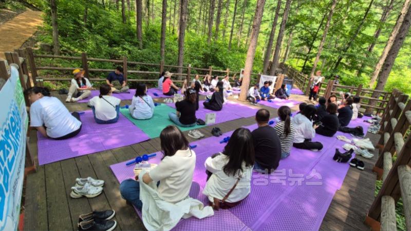 사단법인숲유치원협회 김천분회, ‘부모 힐링데이’ 개최-가족행복과(사진4_치유의 숲 명상시간).jpg
