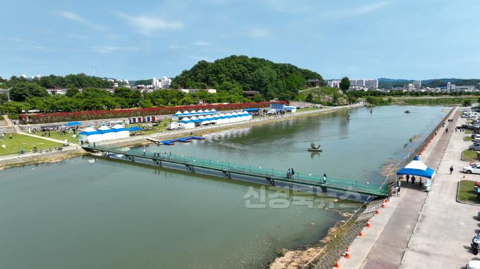 [크기변환]영주-1-3 (참고사진)2024년 소백산 철쭉제 행자상 전경(서천둔치).jpg