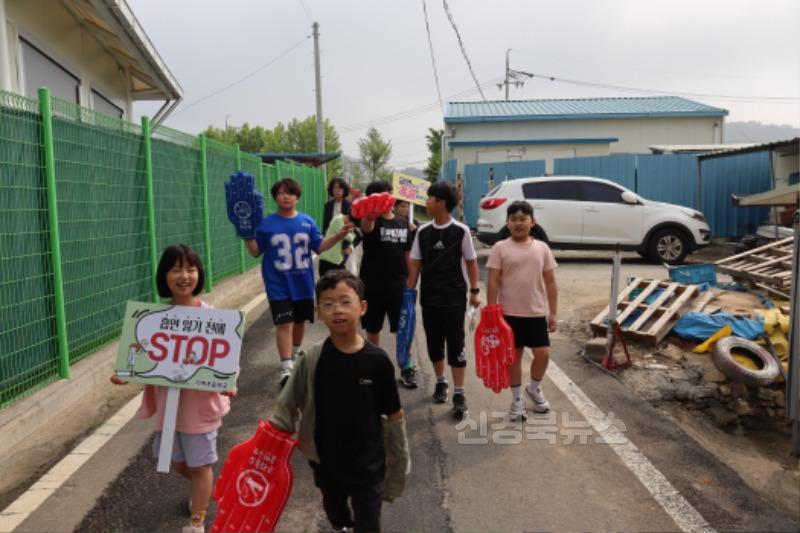 [거여초] 흡연예방 캠페인활동 실시 사진(1).JPG