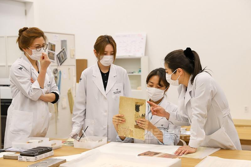 2_1_대구간송미술관_수리복원_전문_학예사들이_수리복원_공정을_진행중이다_(c)대구간송미술관.jpg