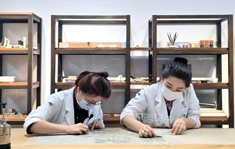2_2_대구간송미술관_수리복원_전문_학예사들이_수리복원_공정을_진행중이다_(c)대구간송미술관.jpg