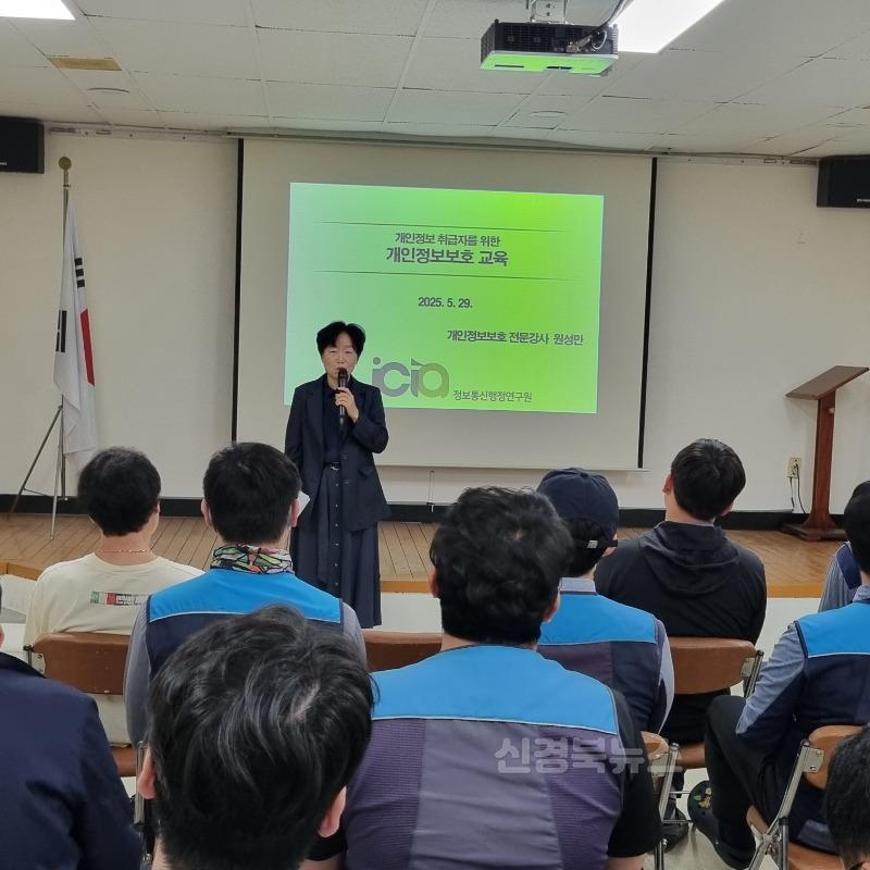 05.30-2 보도자료(고령군, 우체국 집배원과 고독사 예방 나서)(2).jpg