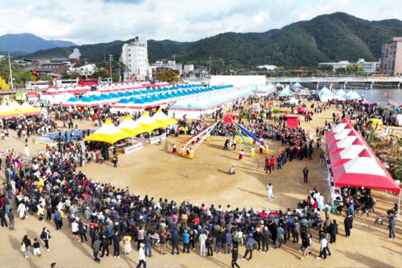 250530보도자료(청송군, 제19회 청송사과축제 준비 본격화-지난해 청송사과축제) (4).jpg
