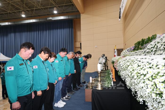 [크기변환]0530_포항시의회, 해군해상초계기 순직자 합동분향소 조문.jpg