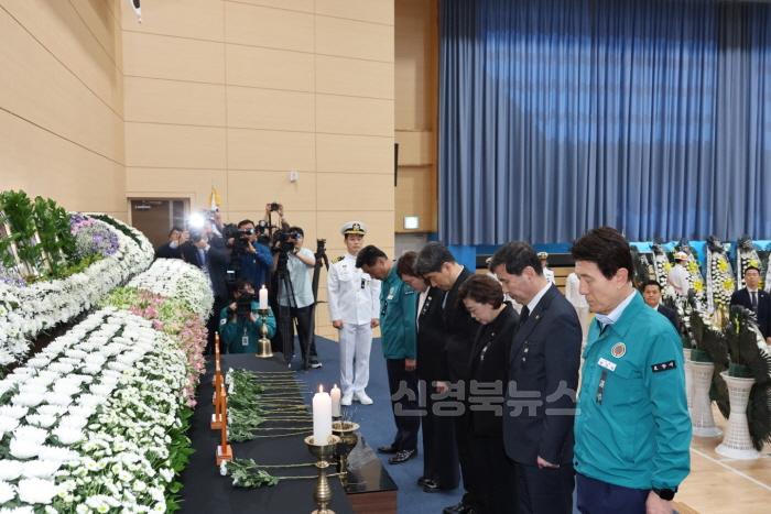 [크기변환]250530 이강덕 시장, 해군초계기 사고 순직 장병 애도 … 합동분향소 조문1.jpg